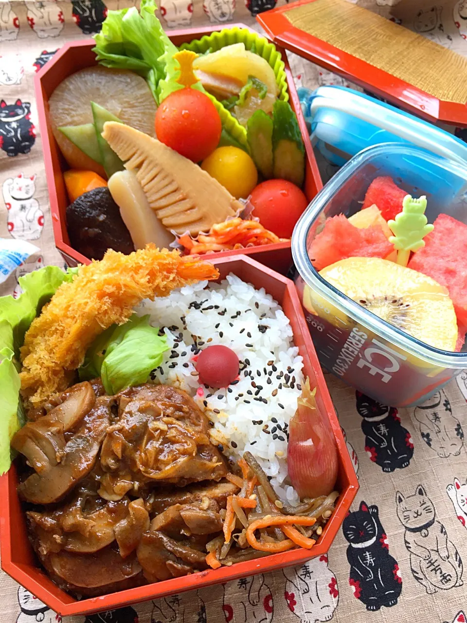 #お父さん弁当 #ハンバーグ弁当 
小さい海老フライ
野菜の煮染め
ハヤトウリとベーコンの塩胡椒炒め|Blueberry🫐さん