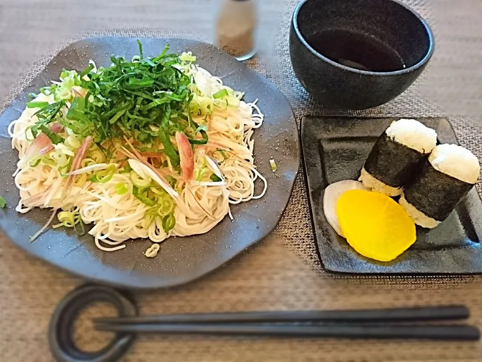 休日の朝御飯♪
お素麺&たぬきおむすび🍙|yokoさん