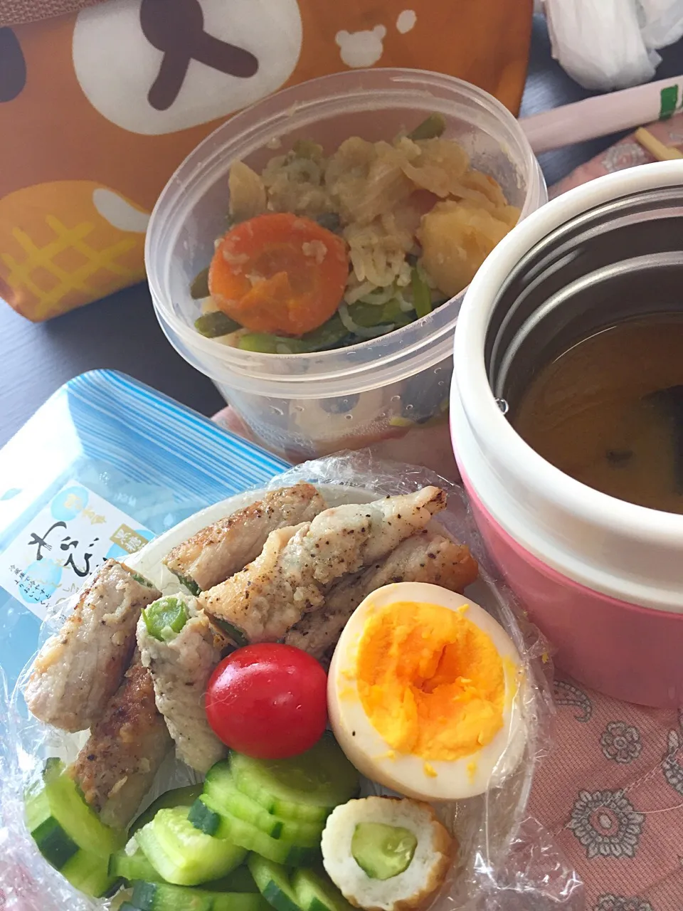 OL弁当 肉じゃが御飯 アスパラの肉巻 味付卵 胡瓜と生姜の揉漬 ミニトマト わかめと大根の味噌汁|ゆかりすさん