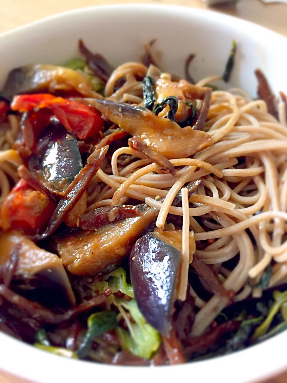 蕎麦にナストマト味噌、空心菜と荏胡麻とオクラ、きんぴら

#つぶつぶ料理|ゆんみさん