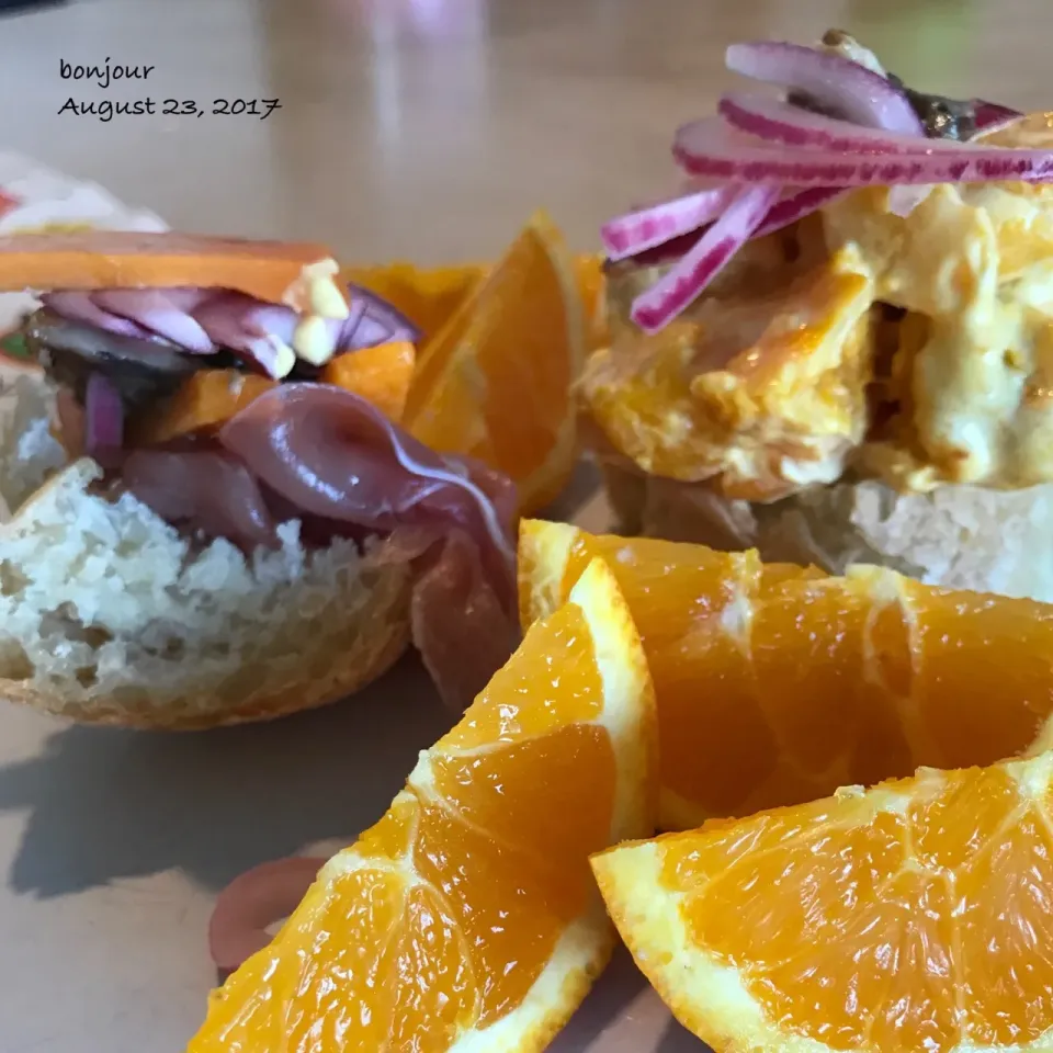 生ハムとチーズ,南瓜玉葱サラダ🥗のオープンサンドイッチ
オレンジ🍊|yasuko murakamiさん