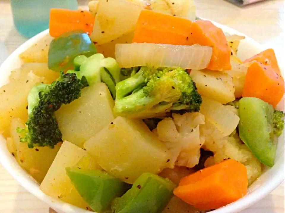 Sautéed vegetables with Piri-Piri sauce.
 #vegetables #veggan #vegetarian #dietfood|Jorge Bernal Márquezさん