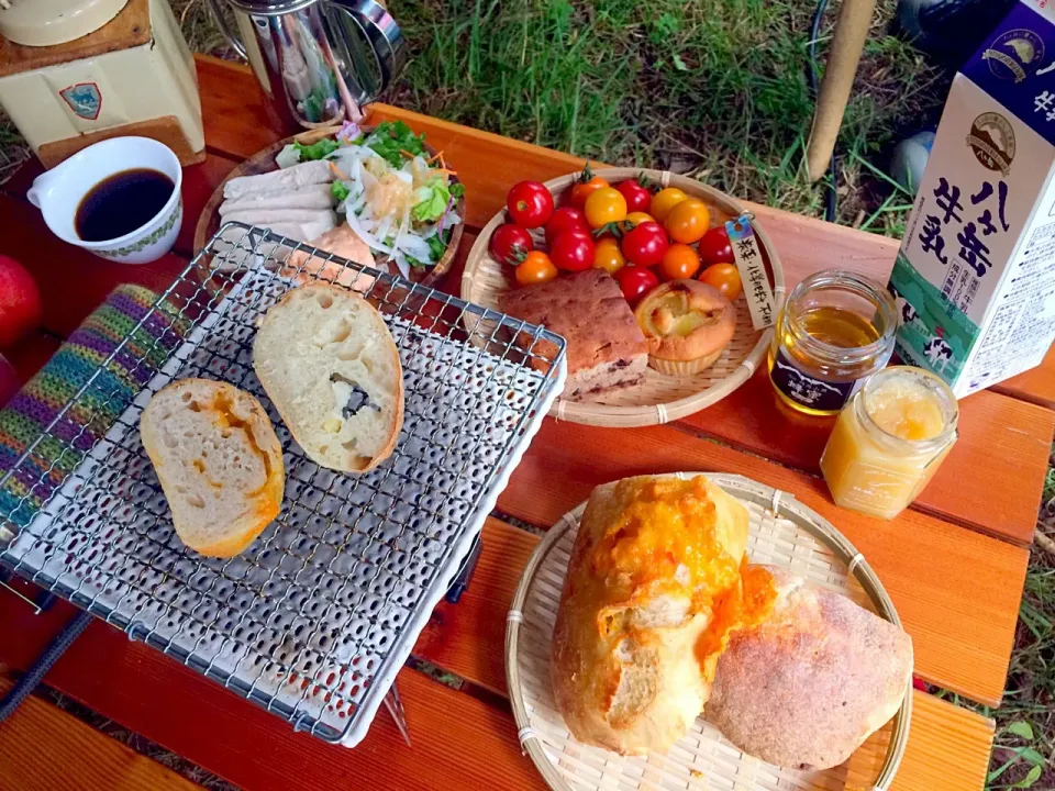 Snapdishの料理写真:キャンプ飯♪幸せパンの香り漂う朝ごはん🥞|みっさんさん