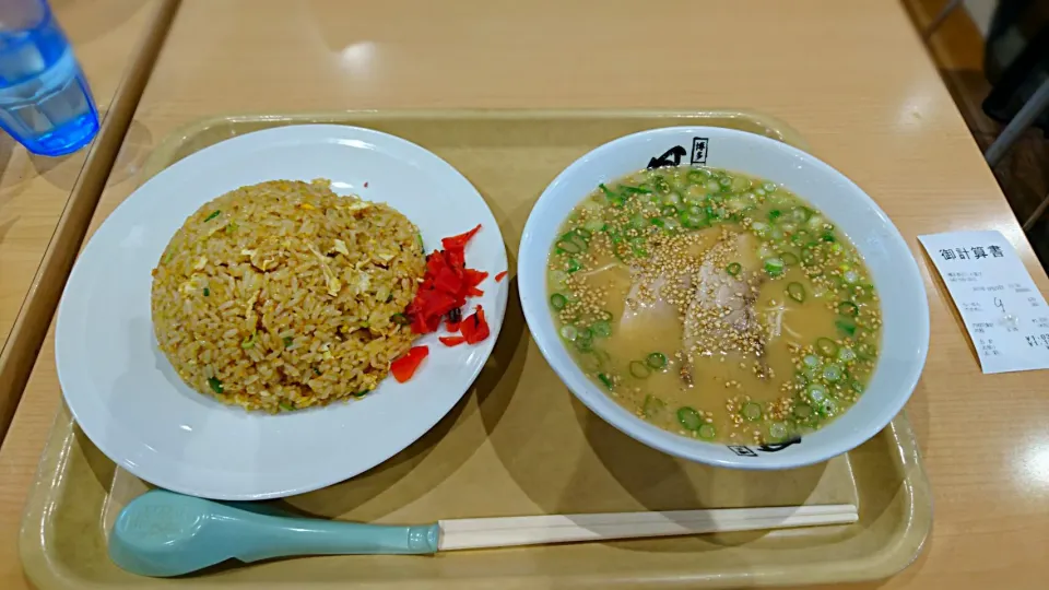 Snapdishの料理写真:豚骨ラーメンチャーハンセット|よちやまさん