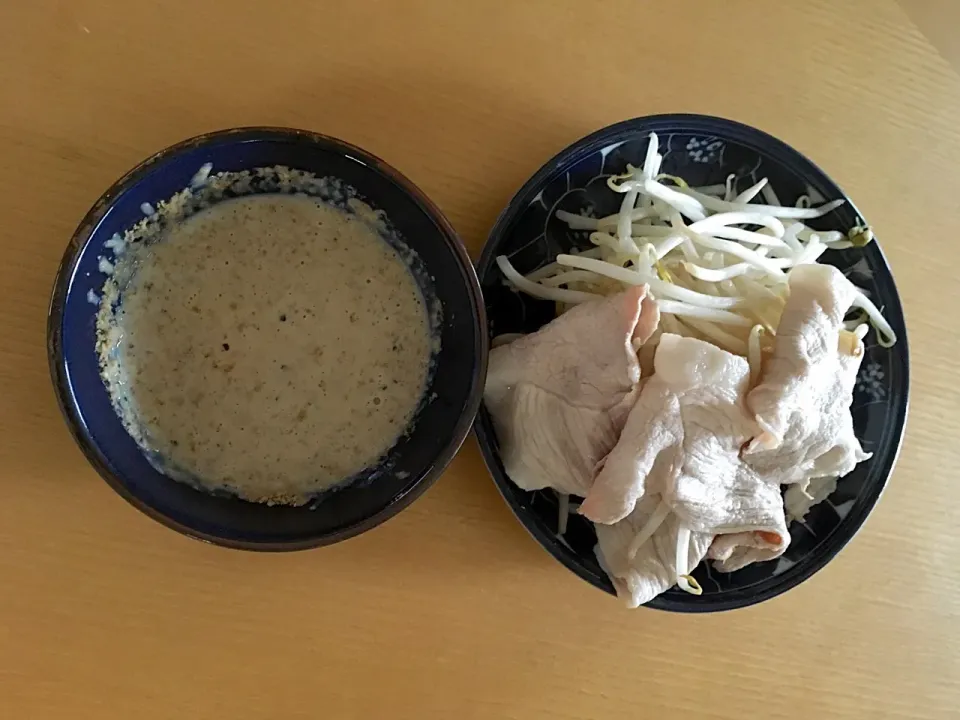 豚しゃぶ〜♪モヤシ・豚肉 しゃぶしやします  つけ汁(豆乳・麺つゆ・黒胡椒・すりごま)につけて食べまぁーす 目指せ！疲労回復!|後藤明美さん