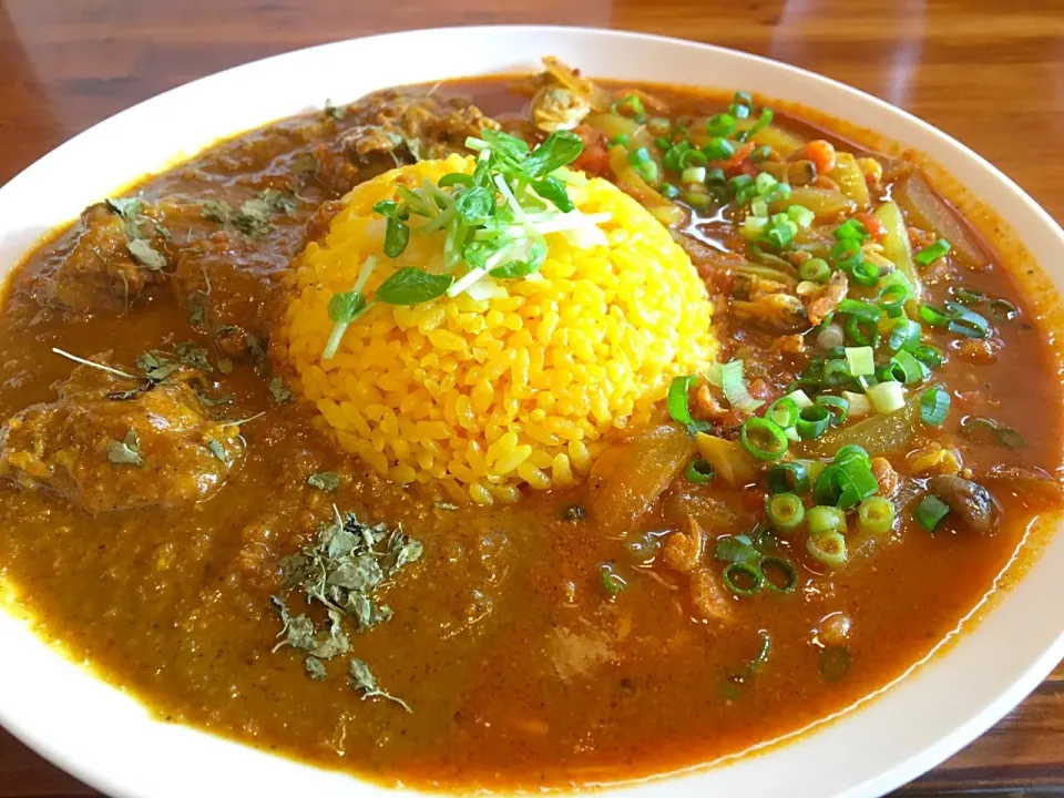 干しエビとアサリのカレーと鳥出汁チキンカレーの欲張り2盛り♪|まる丸 kichenさん