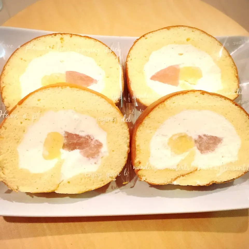 Snapdishの料理写真:桃のコンポート&生クリーム&カスタードクリームのロールケーキ|NAO242508さん