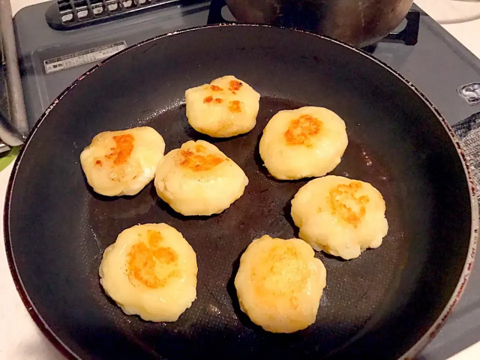 Snapdishの料理写真:チーズいももち🧀🥔|なちゃんさん