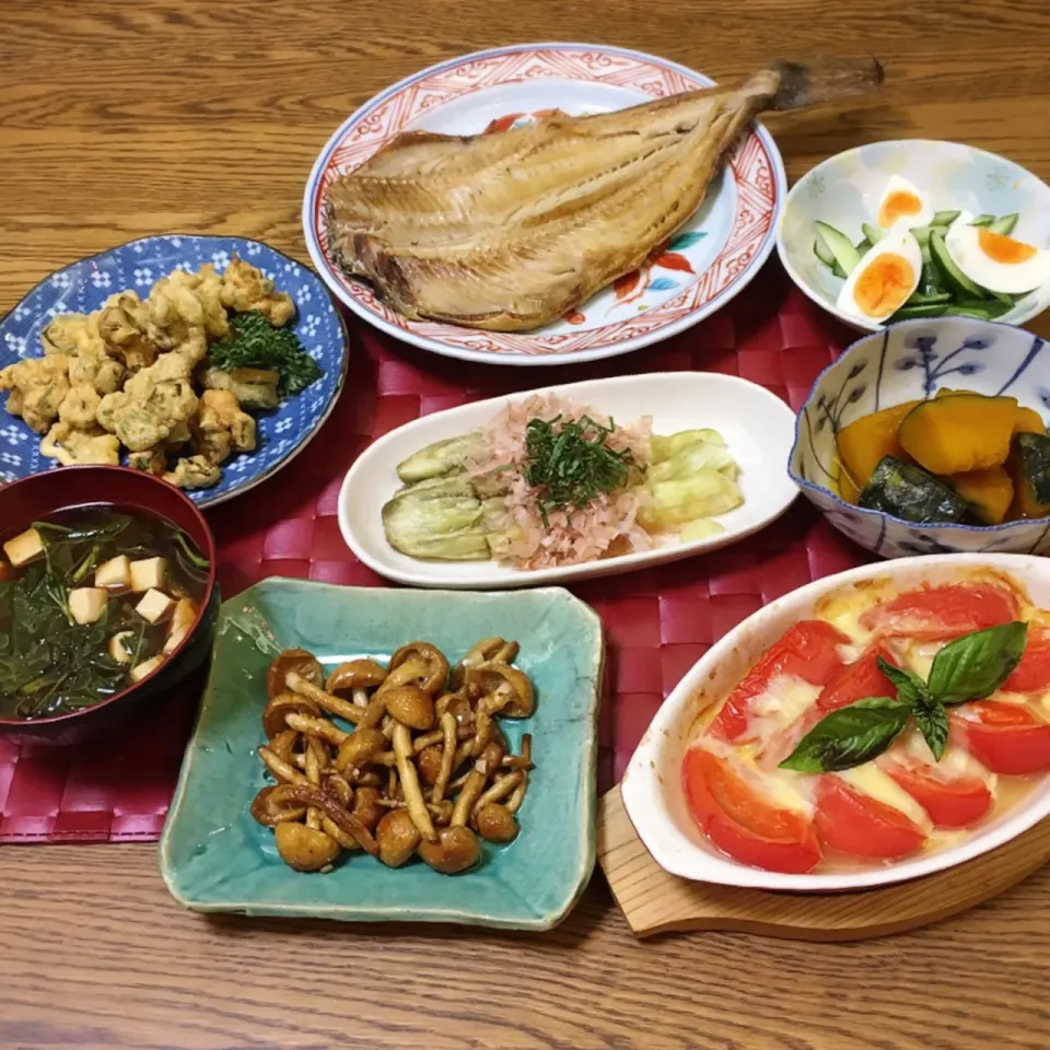 ホッケの干物・サラダ・カボチャの煮物・トマトのチーズ焼き・焼き茄子・なめこのバター炒め・豆腐とモロヘイヤのお味噌汁・オクラのフリッター|美也子さん