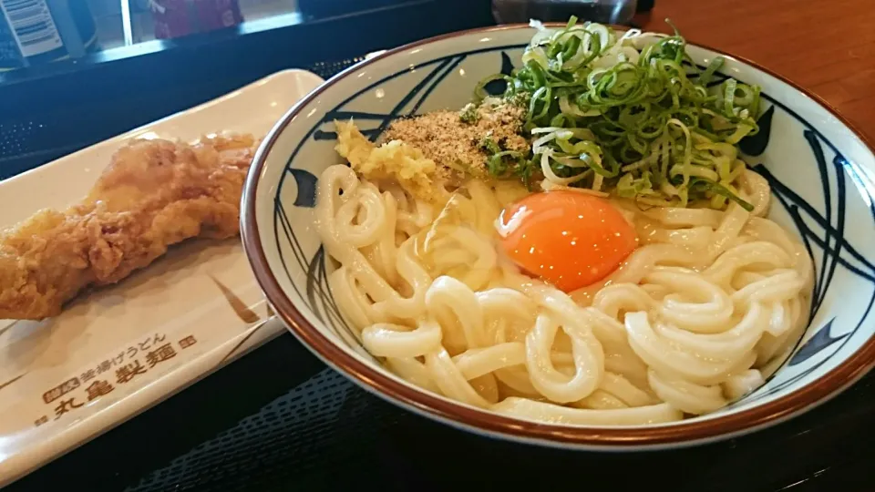 営業マンの昼ごはん  釜玉うどん かしわ天       一口目はうどんと玉子とだし醤油をからめて  二口目はネギと生姜とすりごま追加   3分の2を食べたところでかけうどんのだしをかける    うまい❗ がこれは反則でしょうか？|ぽんたさん