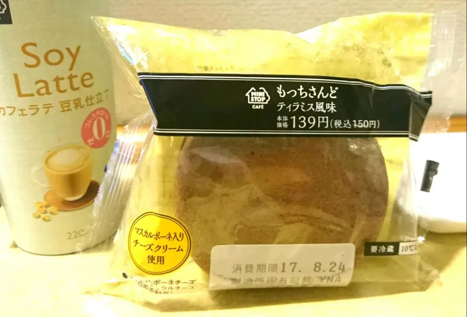 営業マンのお夜食  コンビニスイーツで一番好きかも🎵  もっちさんど😍 ティラミス風味発見❗旨し✨|ぽんたさん