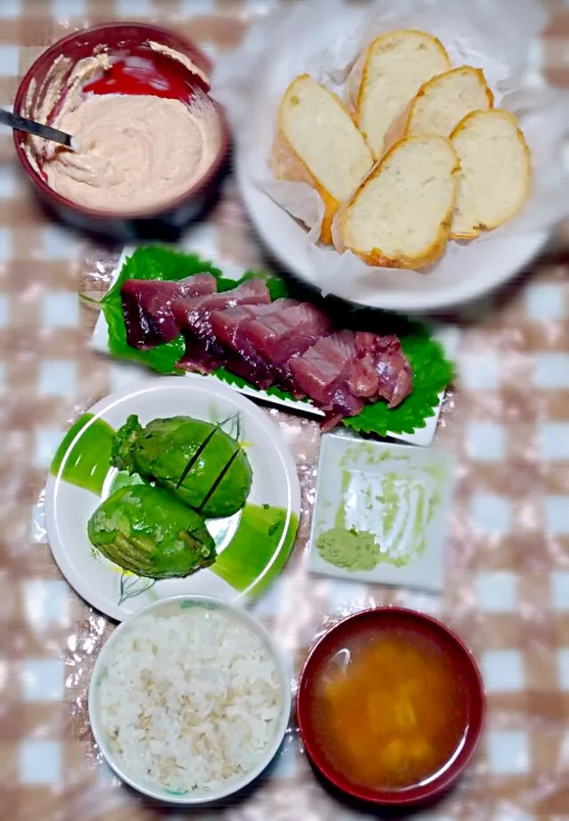 鰹の刺身
明太子クリームとバケット
アボカド
味噌汁|時雨さん