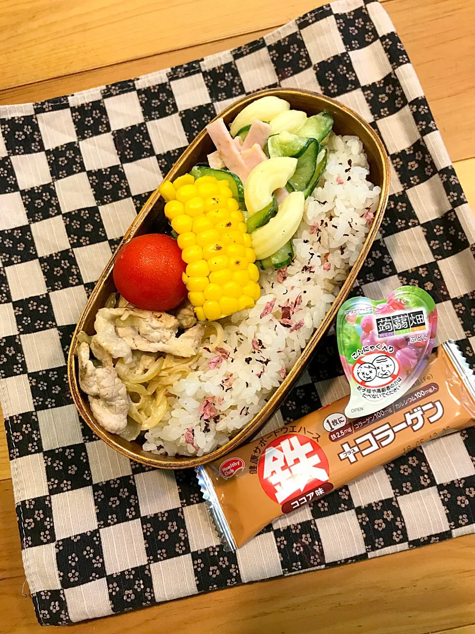 Snapdishの料理写真:パパたろ弁当🍱

ふりかけごはん
マカロニサラダ
焼きもろこし
ミニトマト
豚肉と玉ねぎのめんつゆマヨ焼き|ひななぎさん