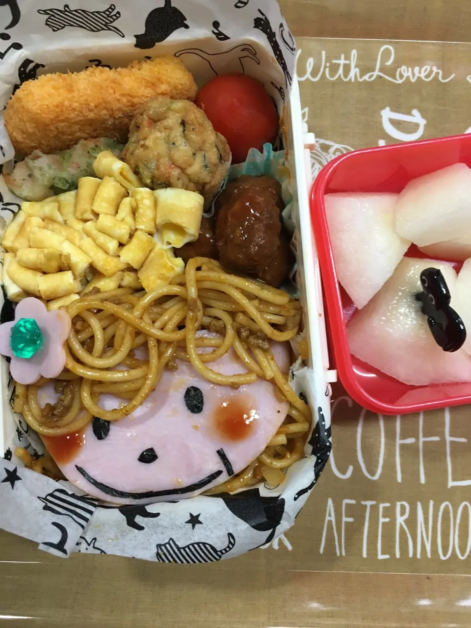 Snapdishの料理写真:夏休み2017学童弁当 夏休み最終日、寝坊のため半端なく手抜きなパスタde女の子弁当
#学童弁当 #お弁当 #夏休みお弁当 #夏休み #パスタ#ミートソース#女の子|こむぎさん