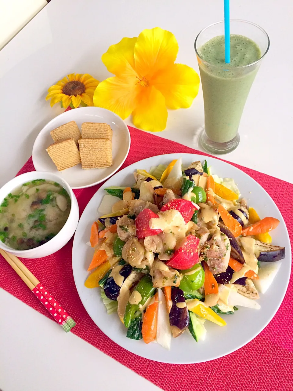 朝ごはんは勝負飯( ◠‿◠ )
夏野菜サラダ🥗大盛り〜〜😋🎵
バームクーヘン&甘酒入り味噌汁👍
パセリバナナ🍌入り甘酒スムージー💖|はみちゃんさん