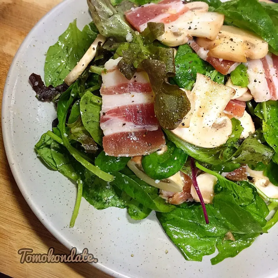 Snapdishの料理写真:生マッシルームと生ベーコンのベビーリーフサラダ🥗♡|🇯🇵ともこちゃん。さん