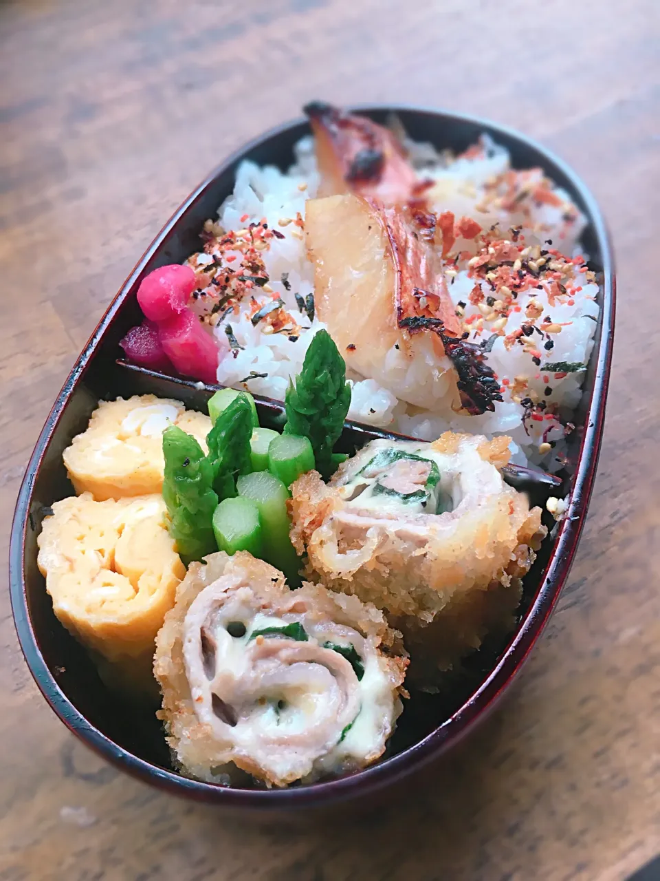 Snapdishの料理写真:今日のお弁当
・大葉チーズのミルフィーユカツ
・出汁巻き
・赤魚の味醂漬け焼|akiさん