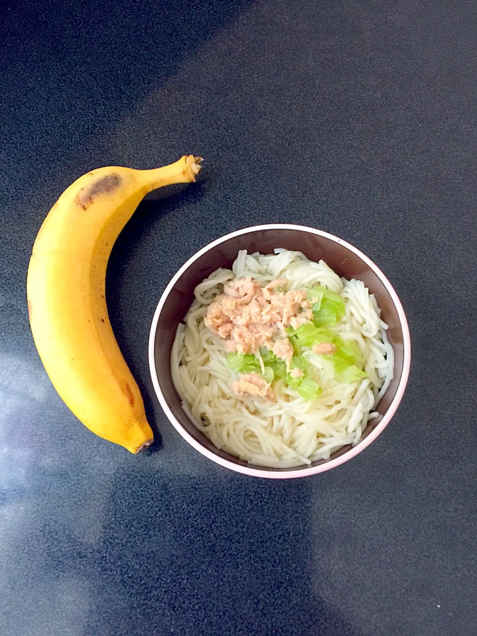 離乳食 昼
・キャベツとツナのにゅうめん
・バナナ|ぺろたんさん