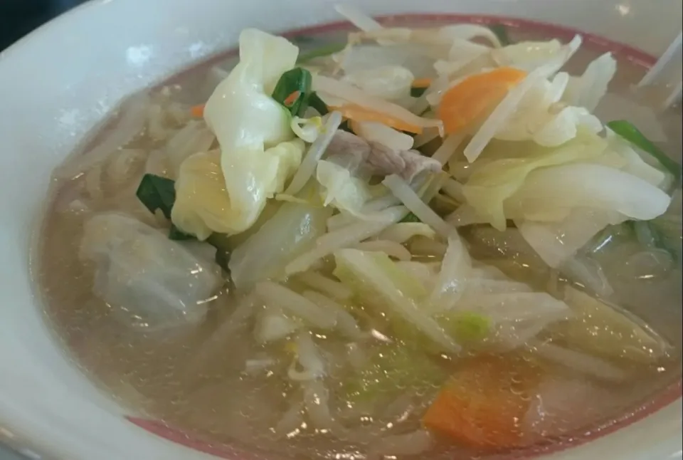 営業マンの昼ごはん  野菜塩ら～めん  ラー油と胡椒たっぷり|ぽんたさん