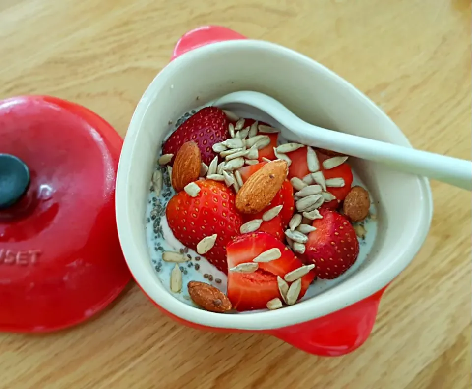 Strawberry Overnight Oat|AiLeenさん