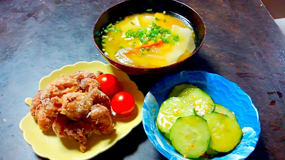 鶏唐揚げとダゴ汁✨韓国風キュウリの和え物😆|かぴかぴさん