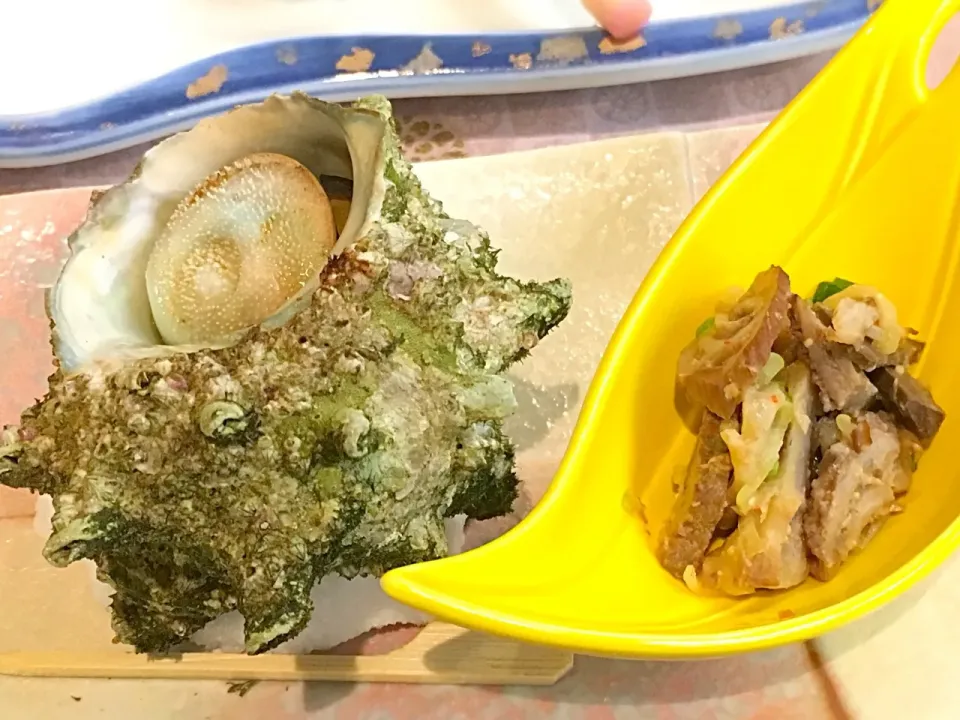 Snapdishの料理写真:前菜 栄螺の壺焼き／深浦産 鮪胃袋の酢味噌和え|ゆうじ.さん