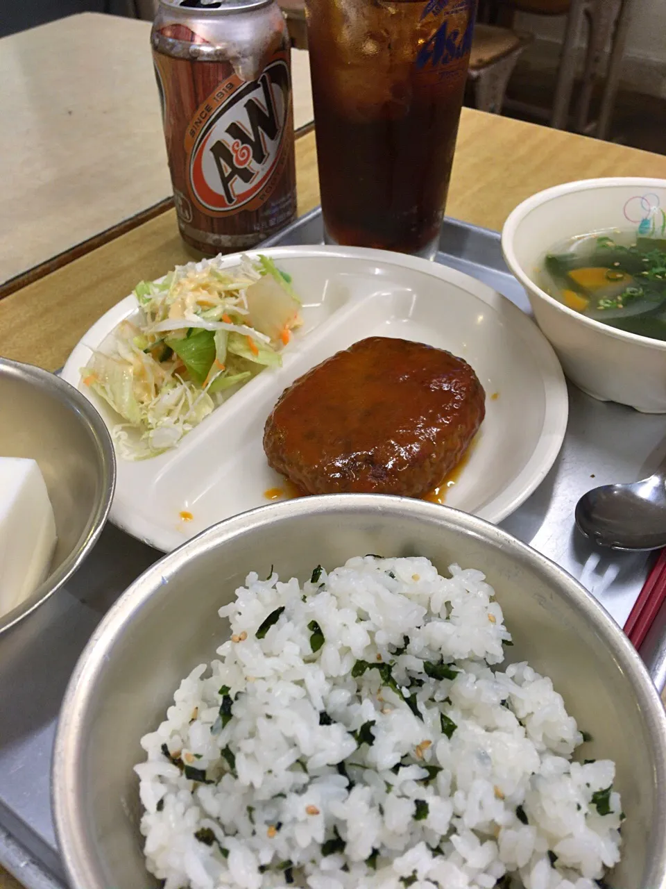 Snapdishの料理写真:今夜の給食 煮込みハンバーグ、わかめごはん、わかめスープ、牛乳かん|ダンディ☆和田さん