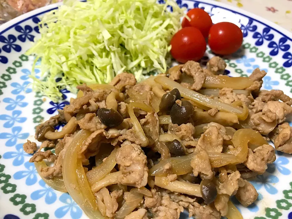 豚肉と玉ねぎの生姜ポン酢炒め
しめじを入れてカサ増し〜（笑）|優依さん