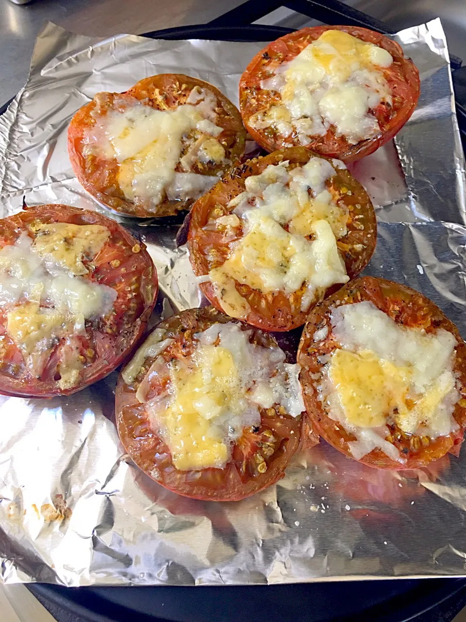 Broiled Heirloom Tomatoes🍅with Oregano🌱 and basil🍃 herbs topped with shaved parmesan cheese🧀|🌺IAnneさん