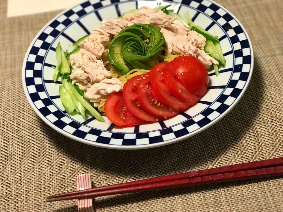 アボカド🥑のバラ🌹がかわいい💖！冷やし中華☀️|るかるんさん