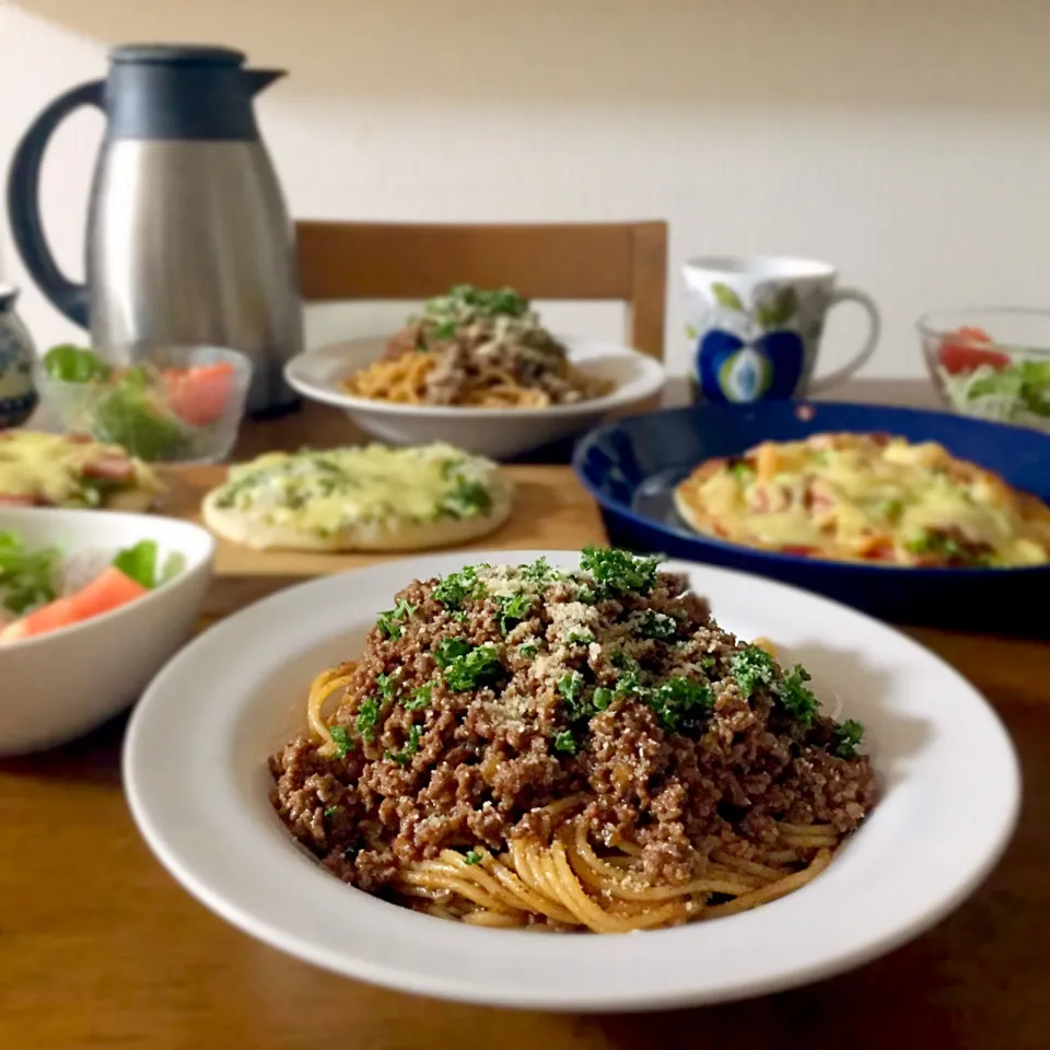 ミートソーススパゲッティと手作りピザの晩ごはん🍕🍝#夕飯 #おうちごはん #家庭料理 #晩ご飯 #パスタ|ゆかりさん