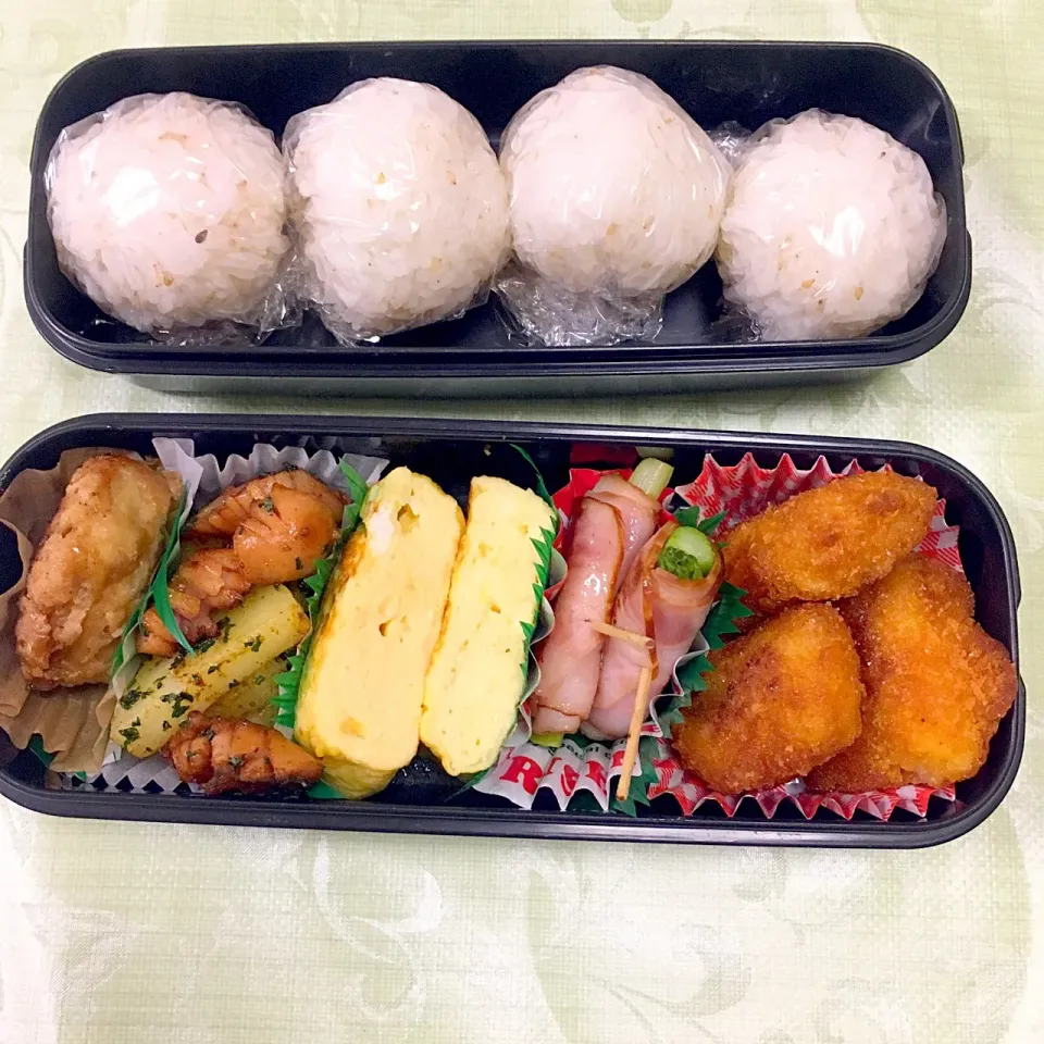 息子のお弁当 鳥ハンバーグ ジャーマンポテトカレー風味 卵焼き アスパラベーコン トンカツ おにぎり|keitakumamaさん