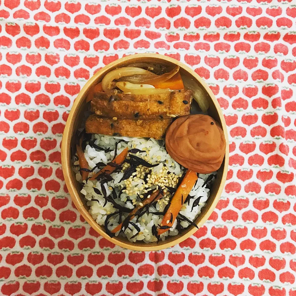 Snapdishの料理写真:ひじきご飯でお弁当🍙|Atsuko.Tさん