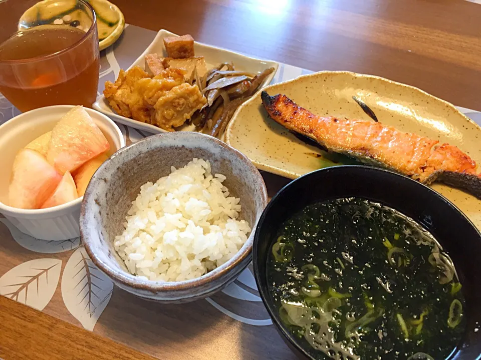 Snapdishの料理写真:朝ごはん
シャケの西京味噌漬け、きんぴらごぼう、厚揚げ煮物、イカとレンコンの揚げ垂れ漬け、白米、アオサの味噌汁、桃🍑|かよちゃんさん