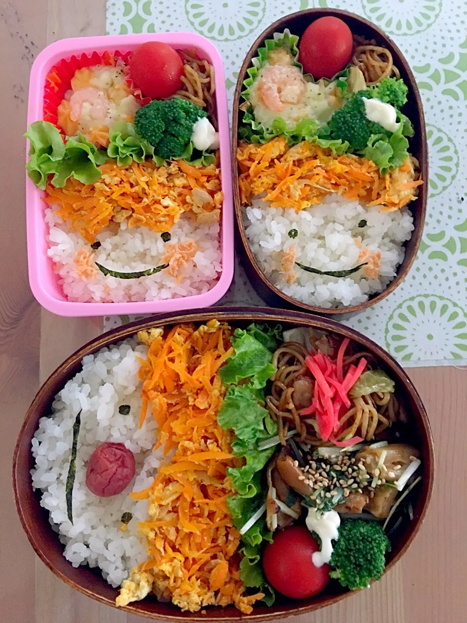 Snapdishの料理写真:夫☆息子☆娘のお弁当
#夏休み学童 
#にんじんしりしり 
#グラタン
#子供大好き|かねしろ食堂さん