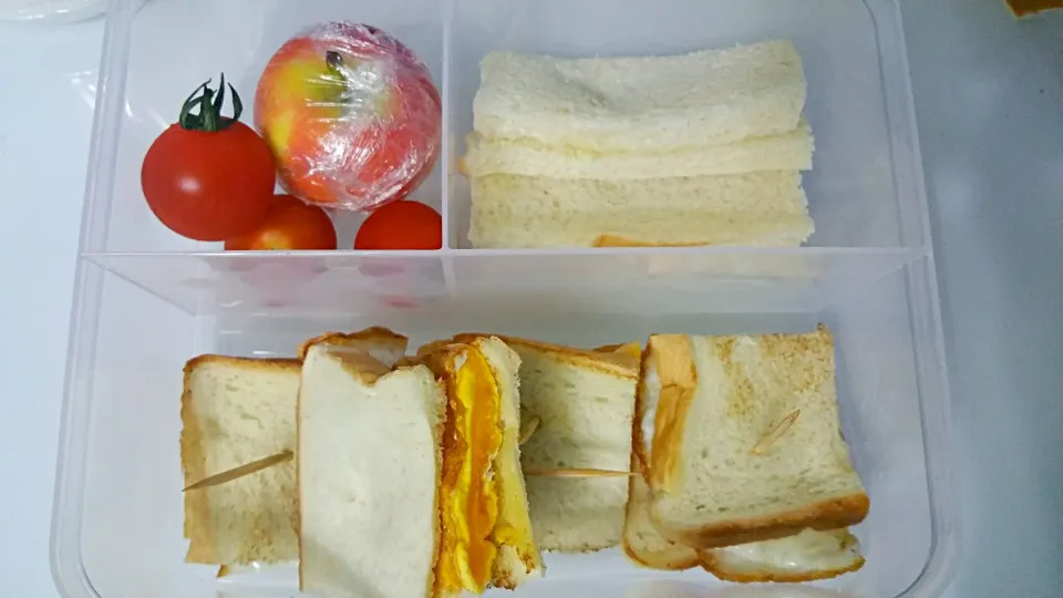 😘Packed breakfast butter sugar bread + lunch fried egg black pepper seasalt sandwiches with tomatoes and mini apple 😍💋👅👄👄|🌷lynnlicious🌷さん