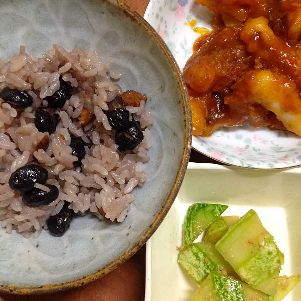 豆ご飯と高山キュウリのゴマ和え（イカチリは冷凍食品）|かけともさん