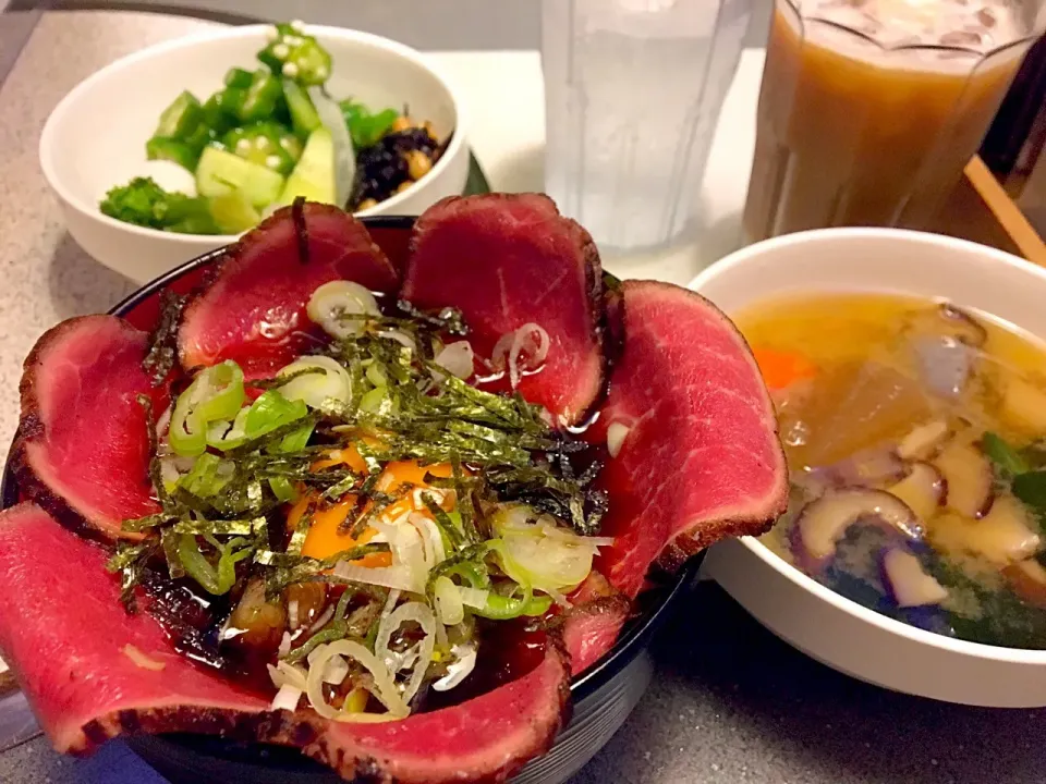 ふたたび牛炙りっていうかユッケ丼だよなーサラダバーとドリンクバー付きワンコインランチ(≧∀≦)|まる丸 kichenさん