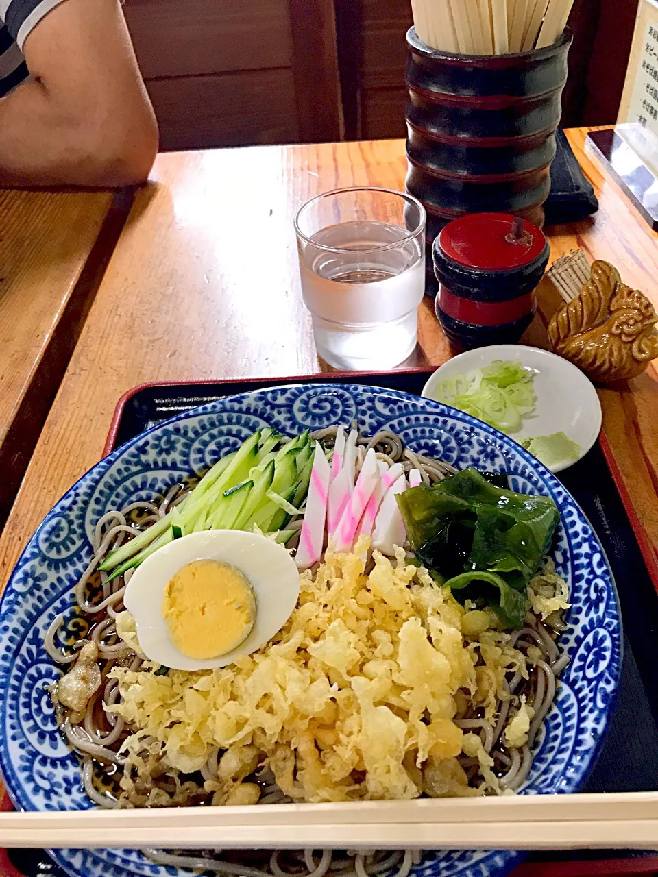 Snapdishの料理写真:ヨッチャンさん これが関東お蕎麦やさんの 冷やしたぬき蕎麦です。|シュトママさん