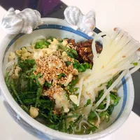 Snapdishの料理写真:冷やしぶっかけうどん わけぎ、青じそ、生姜、炒りごま、揚げ玉に長野のはんごろしキムチ漬けを乗せて^_^