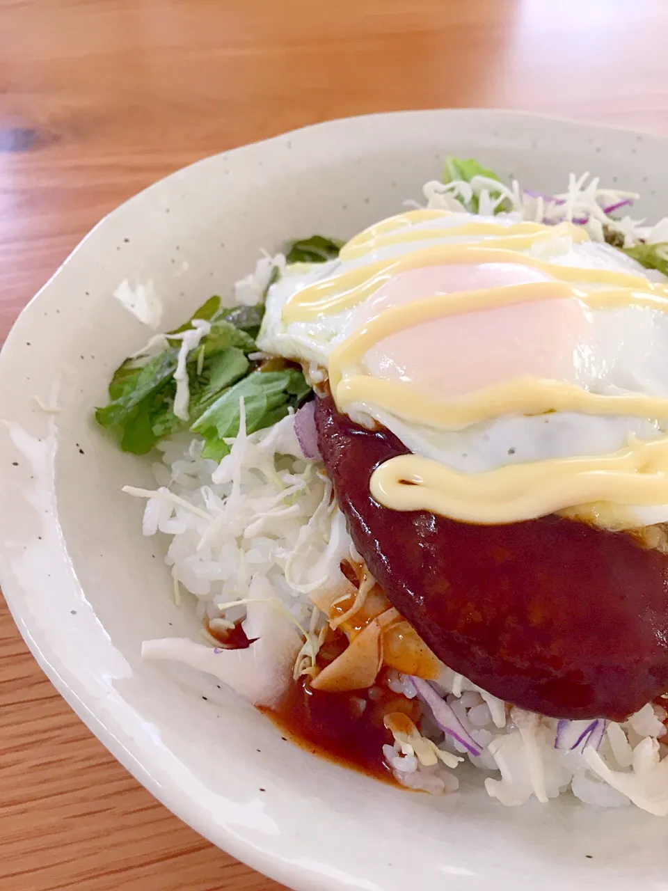 今日のお昼ごはん〜♡簡単ロコモコ丼〜♪
（「イシイのチキンハンバーグ」で簡単美味しい〜(bﾟv`*) ）|ちゃこまろんさん