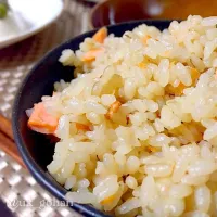 Snapdishの料理写真:秋鮭と梅こんぶ茶ともち麦の炊き込みご飯🍁🐟🌾