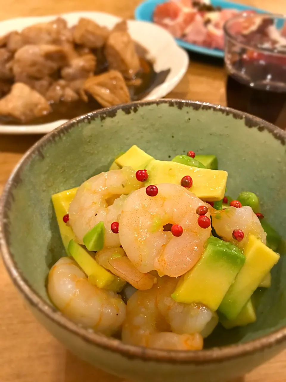 Snapdishの料理写真:海老とアボカド🥑今日はマヨじゃなくてさっぱり味😋|acoさん