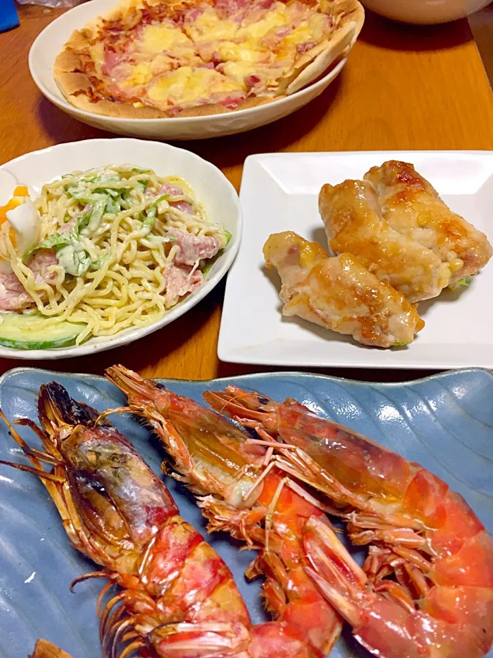 #私の誕生日で
#ラーメンサラダ
#海老塩焼き
#クラシルレシピより、やみつき！わさび味噌香るアボカドチーズ肉
#チルドのピザにベーコンとチーズをトッピング|みかんさん