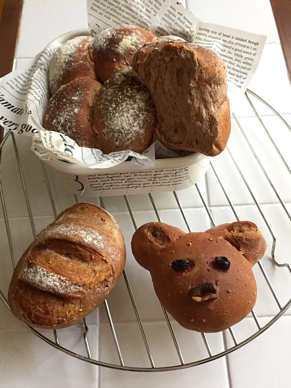 めぐぴょん🐰の甘麹酵母のライ麦入り黒ごまバケット🥖をレーズン➕ヨーグルト酵母で✊😋💕|ボンバーさん