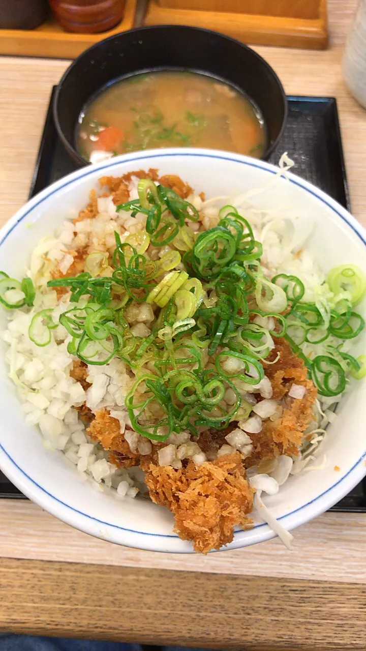 チキンカツ丼    トン汁小
マヨが付いてなかったから、ねぎぽん。|るみおんさん