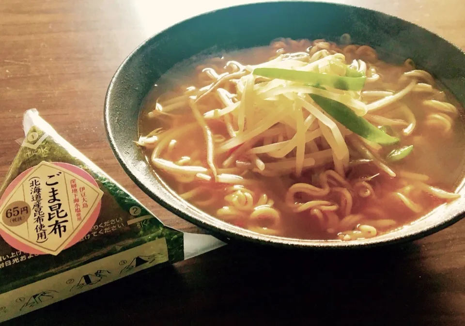 単身赴任の昼ごはん  辛味もやしラーメン おにぎり  #もやしラーメン#即席ラーメンの日#西友のおにぎり|ぽんたさん