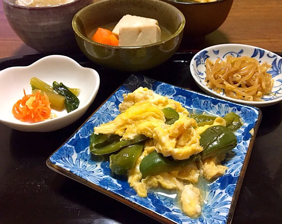 単身赴任の晩ごはん  ピーマンの卵炒め 凍み豆腐人参🥕の煮物 モヤシのめんつゆナムル 野沢菜漬 人参の皮と生姜の甘酢漬 ワカメと揚げの味噌汁 麦ごはん             #単身赴任の晩ごはん#ピーマン料理#凍み豆腐#液みそ料亭の味で味噌|ぽんたさん