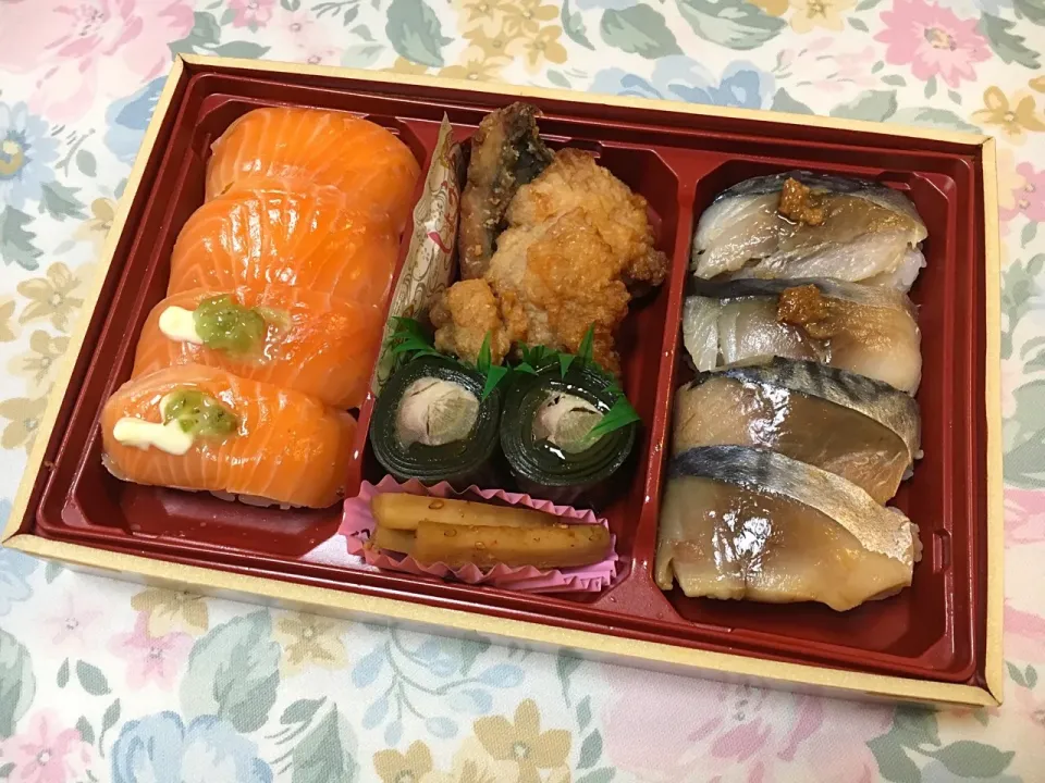 青森のぜいたく弁当🍱 鯖、海峡サーモン、田子にんにくみそ、三沢産ごぼう漬け、昆布巻き|ゆうじ.さん