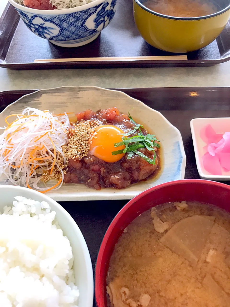 Snapdishの料理写真:横浜南部市場内食堂
鮪のユッケ定食８５０円|シュトママさん